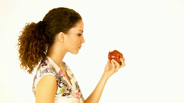 吃苹果的女孩视频素材