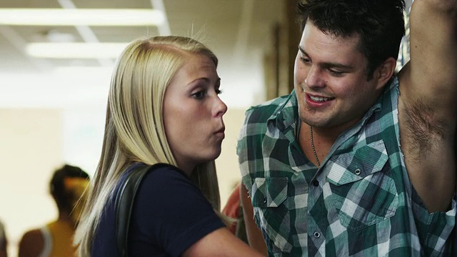 MS TU男学生接近女性朋友(16-17)在学校走廊/西班牙叉市，犹他州，美国视频下载