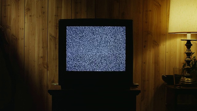 在美国犹他州奥勒姆客厅的电视机上播放ZI女士的静态节目视频下载