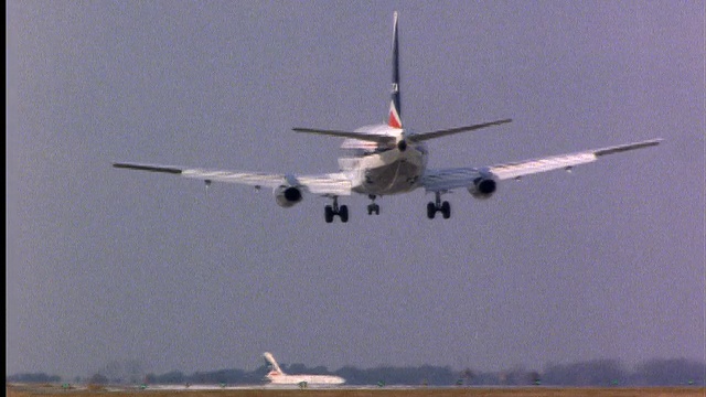 飞机降落在跑道上的后视镜视频素材