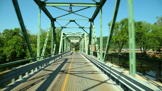 在美国新泽西州德拉瓦河/弗伦奇敦的钢桥上行驶视频素材