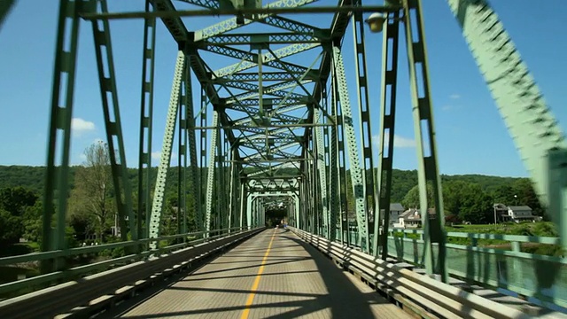 在美国新泽西州特拉华河/米尔福德钢桥上行驶视频素材