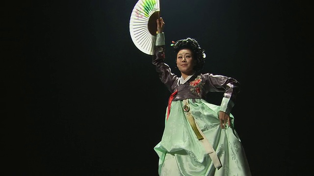 女士表演传统舞蹈“跳kheungmu”/首尔，韩国视频素材