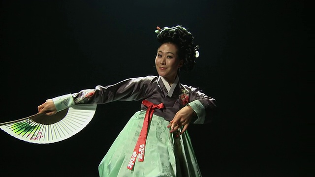 女士表演传统舞蹈“跳kheungmu”/首尔，韩国视频素材