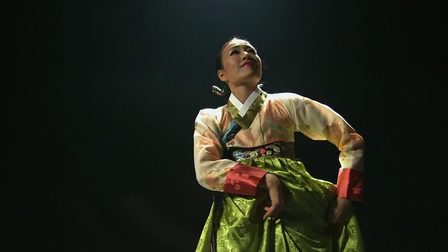 女士表演传统舞蹈/首尔，韩国视频素材