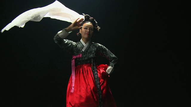 女士表演传统舞蹈“Gyobangchum”/首尔，韩国视频下载