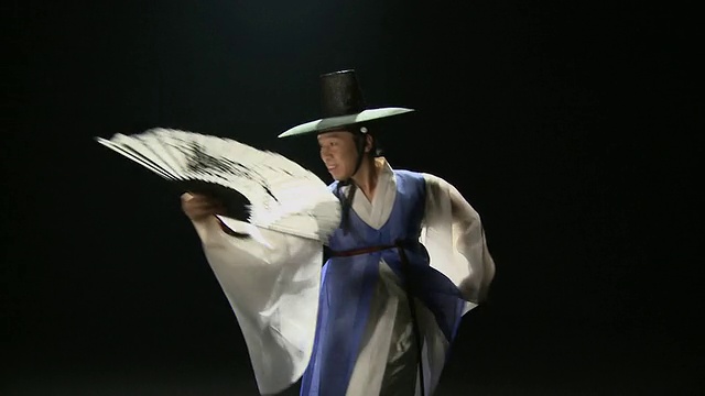 曼女士表演传统舞蹈“汗羊木”/韩国首尔视频素材