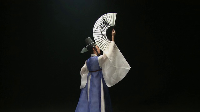 曼女士表演传统舞蹈“汗羊木”/韩国首尔视频素材