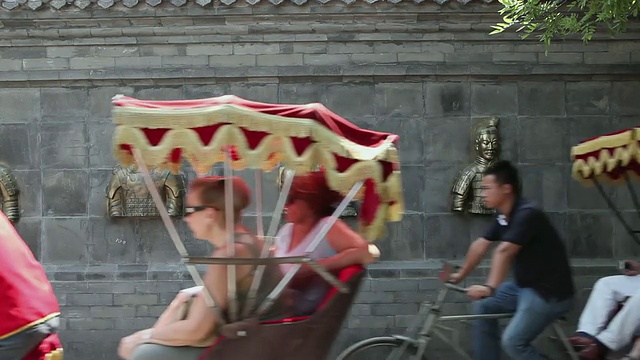 MS用旅游人力车和自行车装饰城墙，前景/中国西安视频下载