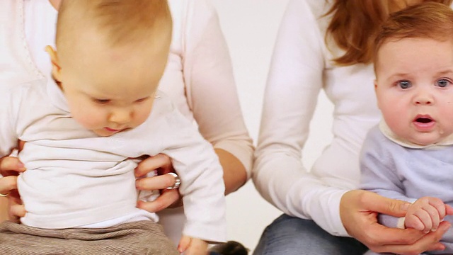 CU PAN婴儿(6-11个月)在母亲膝上/比利时布鲁塞尔视频素材