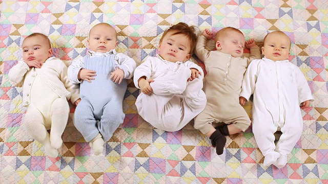 四个婴儿(2-11个月)躺在布料上，比利时布鲁塞尔视频下载