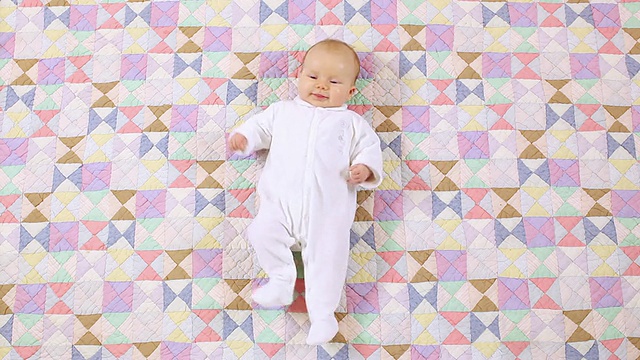 MS女婴(6-11个月)躺在布料上/比利时布鲁塞尔视频素材