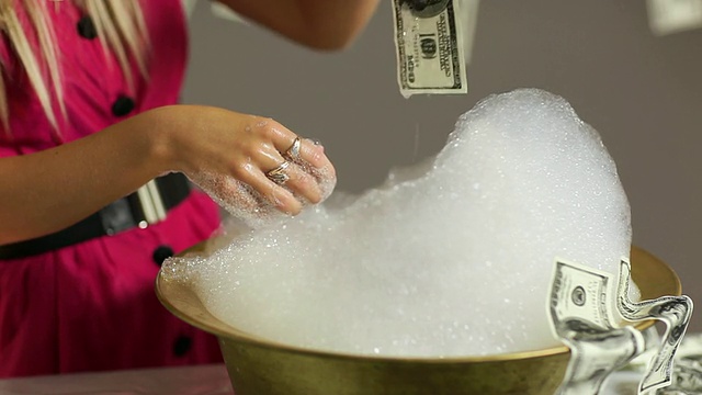 女人洗的钱视频素材