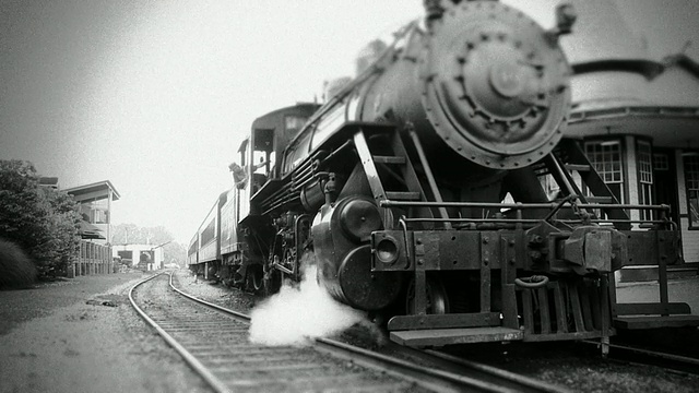 蒸汽机列车离站- BW视频下载