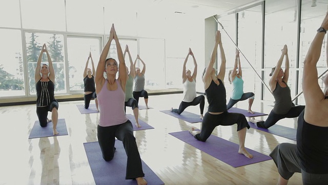在加拿大不列颠哥伦比亚省温哥华瑜伽馆练习瑜伽的潘小姐瑜伽学生视频素材