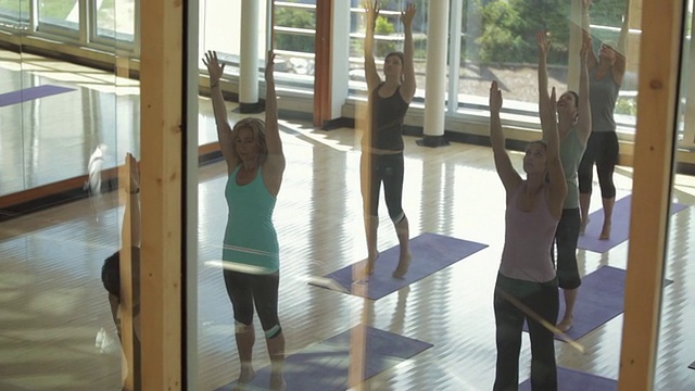 在加拿大不列颠哥伦比亚省温哥华瑜伽馆练习瑜伽的潘小姐瑜伽学生视频素材