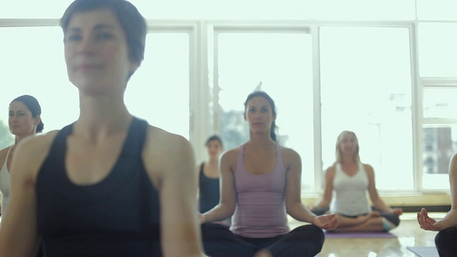 加拿大不列颠哥伦比亚省温哥华瑜伽馆，TU R/F瑜伽学员在练习瑜伽视频下载