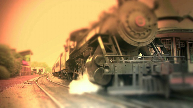 老蒸汽机火车离开车站-颜色视频下载