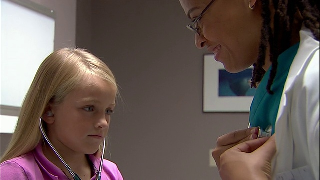 拉近镜头，医生让病人用听诊器听她的心跳视频素材