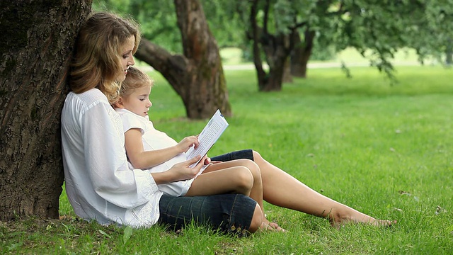 妈妈和女儿在公园看书视频素材