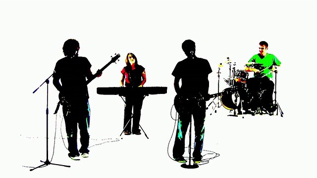 一个乐队在一起唱歌的剪影视频素材