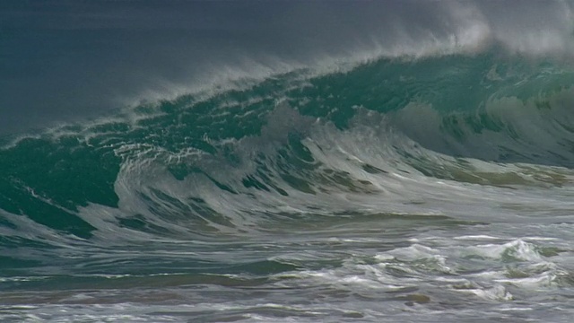 在夏威夷瓦胡岛海岸，波浪卷曲和断裂视频下载