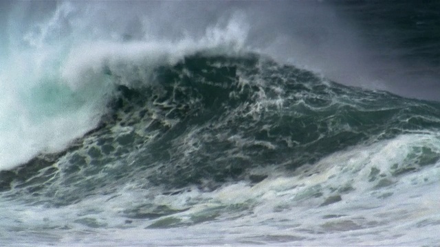 在风暴/夏威夷瓦胡岛北岸期间，海浪在海滩上破碎的缓慢运动视频下载