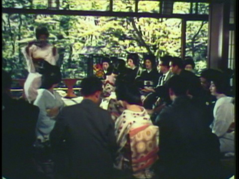 1953年WS MS艺妓用扇子舞招待客人，表演歌舞伎/日本/音频视频素材