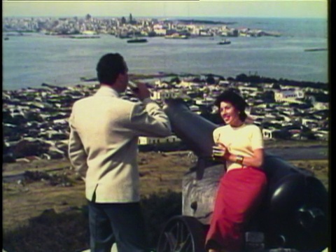 1953年，一对夫妇坐在佳能上喝可乐/乌拉圭蒙得维的亚/音频视频下载