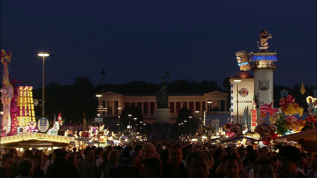 ZO, WS，巴伐利亚雕像俯瞰啤酒节晚上，慕尼黑，巴伐利亚，德国视频下载