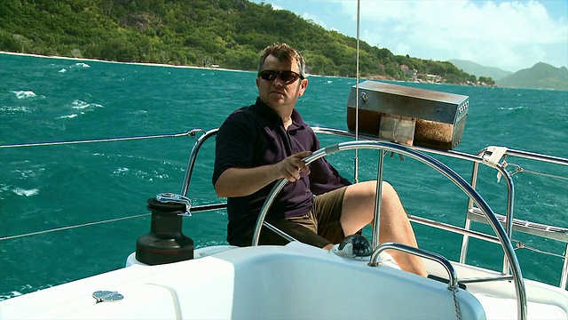 驾驶一艘帆船视频素材