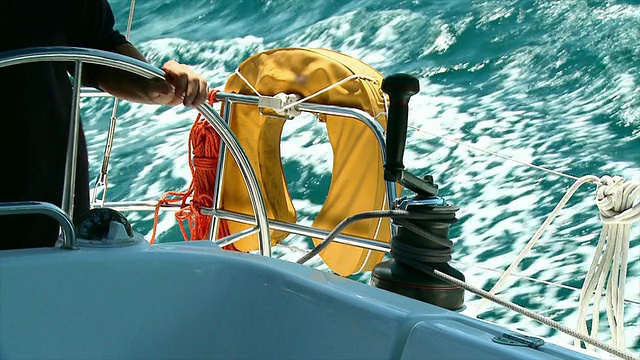 驾驶一艘帆船视频素材