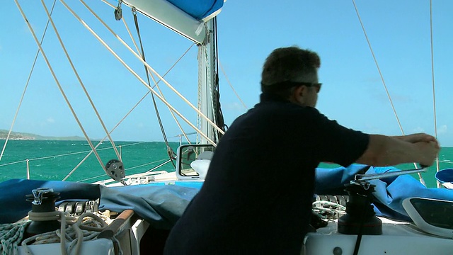驾驶帆船视频素材