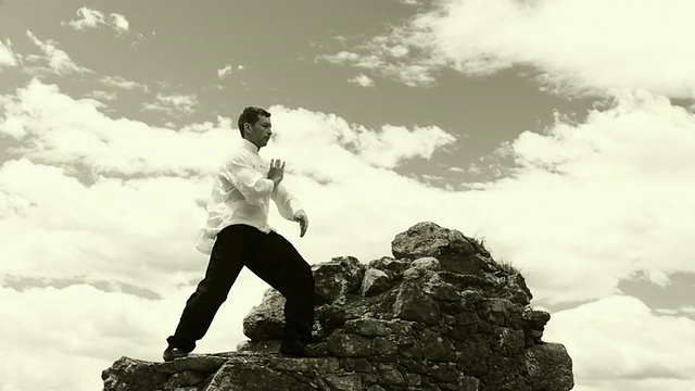 斯洛文尼亚，WS SLO MO B/W Man在卡门城堡的岩石上练习太极拳/ Begunje na Gorenjskem视频下载