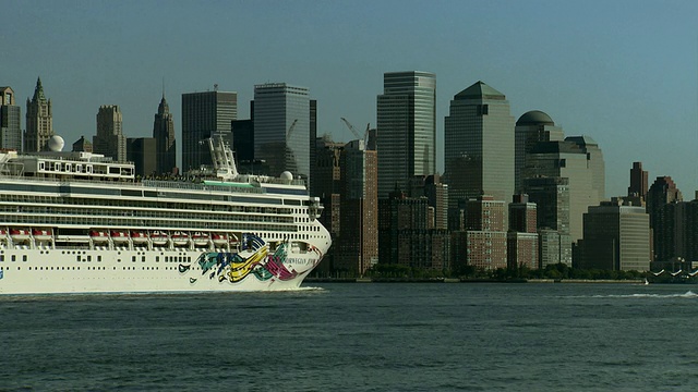 在哈德逊河上的WS游船，曼哈顿天际线背景/纽约市，美国纽约视频素材