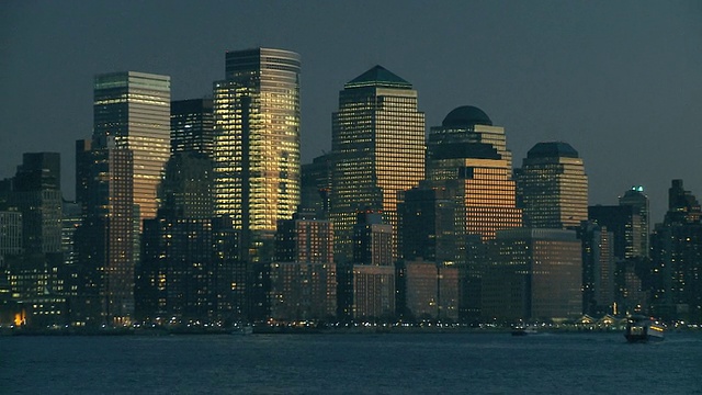 黄昏穿过哈德逊河的市中心天际线/美国纽约纽约市视频素材
