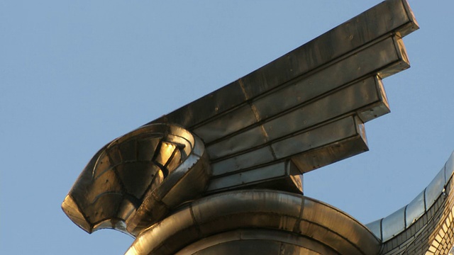 美国纽约克莱斯勒大厦顶上的鹰雕视频下载