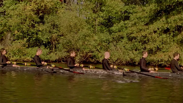 中拍摄侧视图划船赛艇队在查尔斯河贝壳视频素材