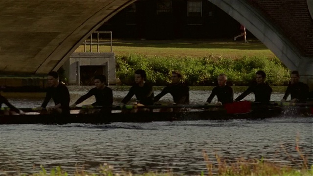 低角度中镜头赛艇队贝壳在查尔斯河/在桥下视频素材