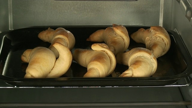 烤羊角面包视频素材