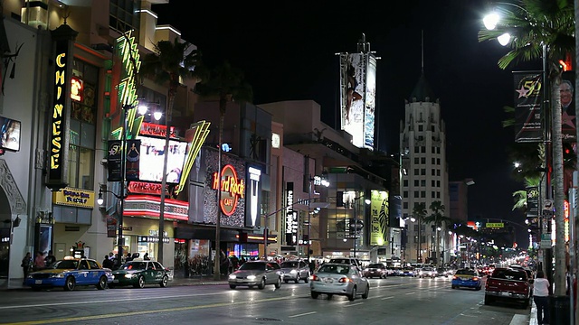 WS街景，以第一国家银行大楼为背景，夜晚/好莱坞，美国加州洛杉矶视频素材