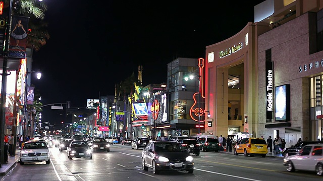 WS街景柯达剧院在晚上/好莱坞，洛杉矶，加利福尼亚，美国视频素材