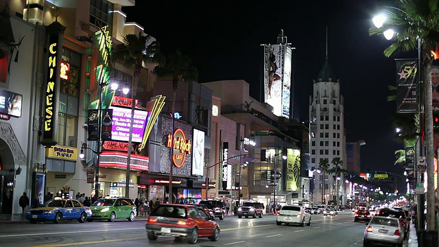 WS街景，以第一国家银行大楼为背景，夜晚/好莱坞，美国加州洛杉矶视频素材