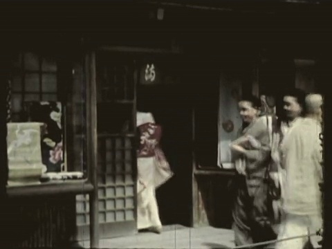 两位穿着和服的日本妇女看着丝绸、传统装饰扇子、手工制作的竹花瓶，旁白讨论作为实用礼物的手工艺品/日本京都/音频视频素材