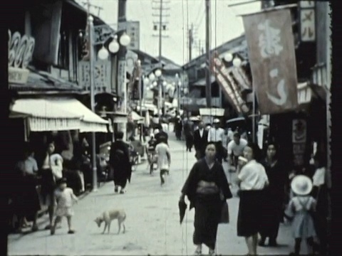 古城街道上的行人，佛教僧人戴着奇怪的面具吹着笛子，两个穿着庄重的寺庙少女走近霞须神社/奈良，日本/音频视频下载