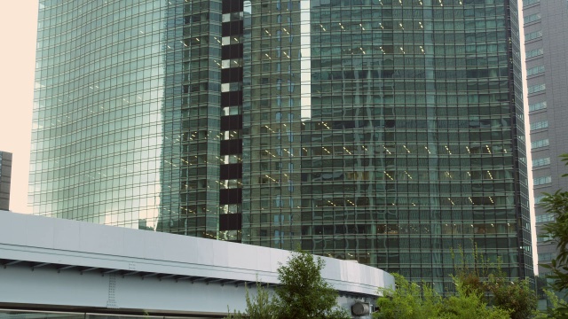WS全电脑化的百合阁线，背景来自日本东京的新桥终端，Shiodome Sio Site的办公大楼视频素材