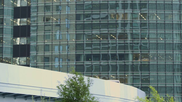MS全电脑化的百合果线，背景是盐堂Sio基地的办公大楼，来自日本东京的新桥终端视频素材