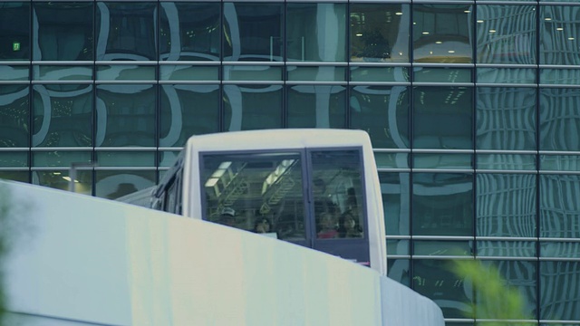 MS全电脑化的百合果线，背景是盐堂Sio基地的办公大楼，来自日本东京的新桥终端视频素材