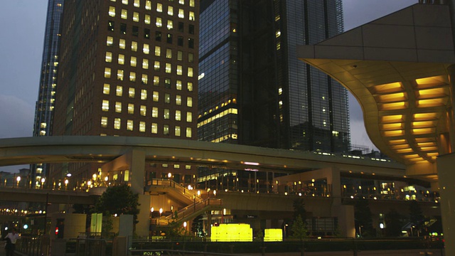 WS全电脑化的百合果线，背景是盐堂Sio基地的办公大楼，通往日本东京的新桥终端视频素材