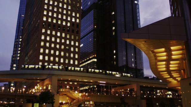 MS全计算机化的百合果线，背景是Shiodome Sio Site的办公大楼，通往日本东京的新桥终端视频素材